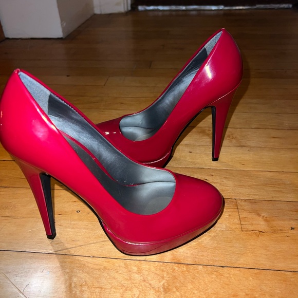 Guess Red Heels Size 7 - Picture 3 of 6